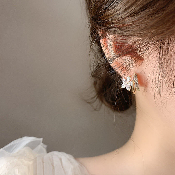 Orecchini floreali in oro con zirconia scintillante