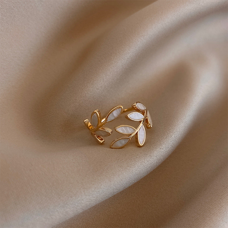 Pur - Anello Regolabile in Opale Bianco a Forma di Foglia