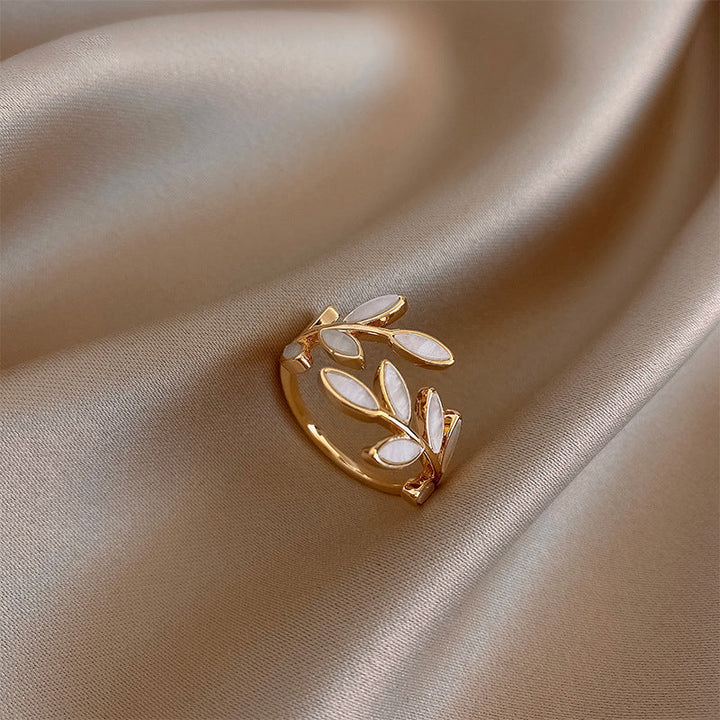 Pur - Anello Regolabile in Opale Bianco a Forma di Foglia