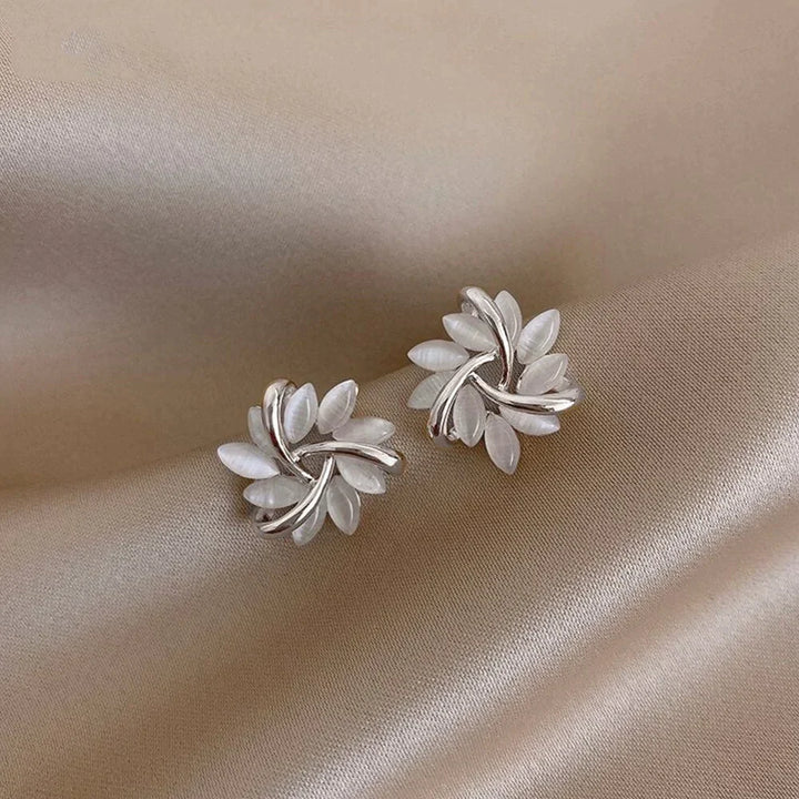 Orecchini a cerchio con petali di opale in oro